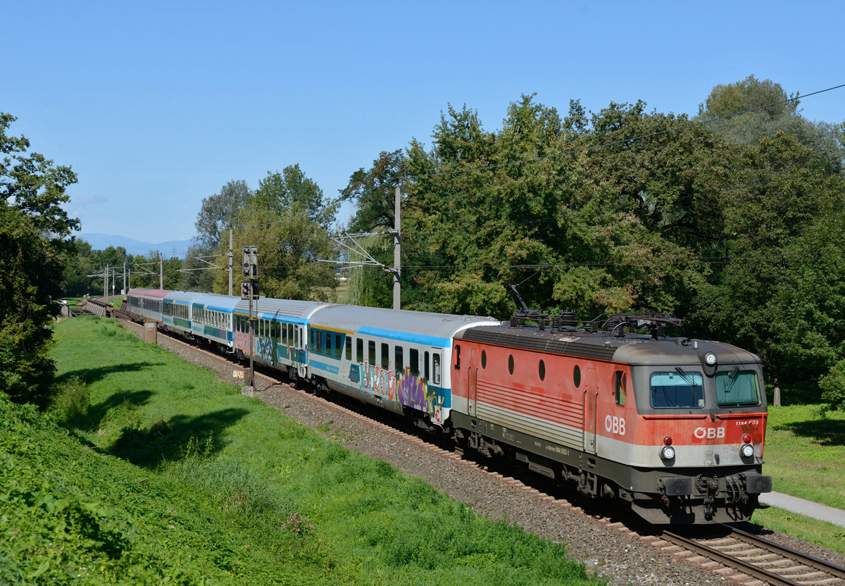 1976 als erste Serienlok der Baureihe 1044 in Dienst gestellt und mittlerweile zur 1144 003 umgezeichnet war ebendiese Universal-Thyristor-Lokomotive am Vormittag des 4. September mit dem EC 151 Emona von Wien Hauptbahnhof nach Spielfeld-Straß unterwegs.