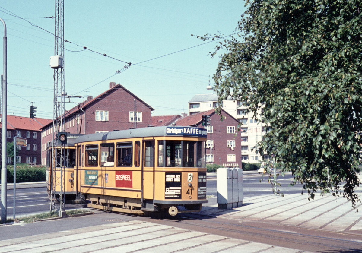 Århus / Aarhus ÅS: Ein Zug der SL 2 (Bw 41) in Richtung Marienlund verlässt am 8. August 1969 eben die Schleife in Kongsvang. - Scan eines Diapositivs.
