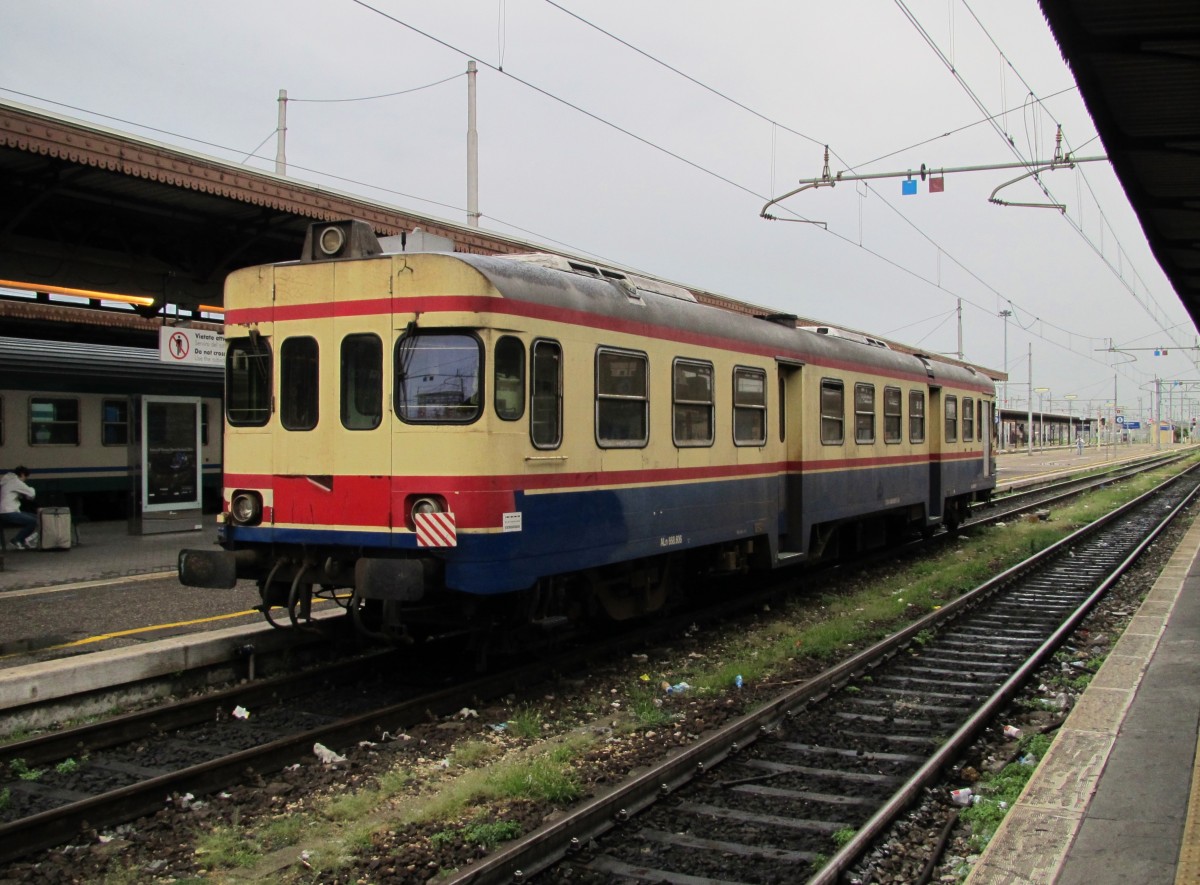 19.8.2014 17:45 ST (Sistemi Territoriali) ALn 668 606 als Regionalzug (R) nach Rovigo im Bahnhof Verona Porta Nuova.