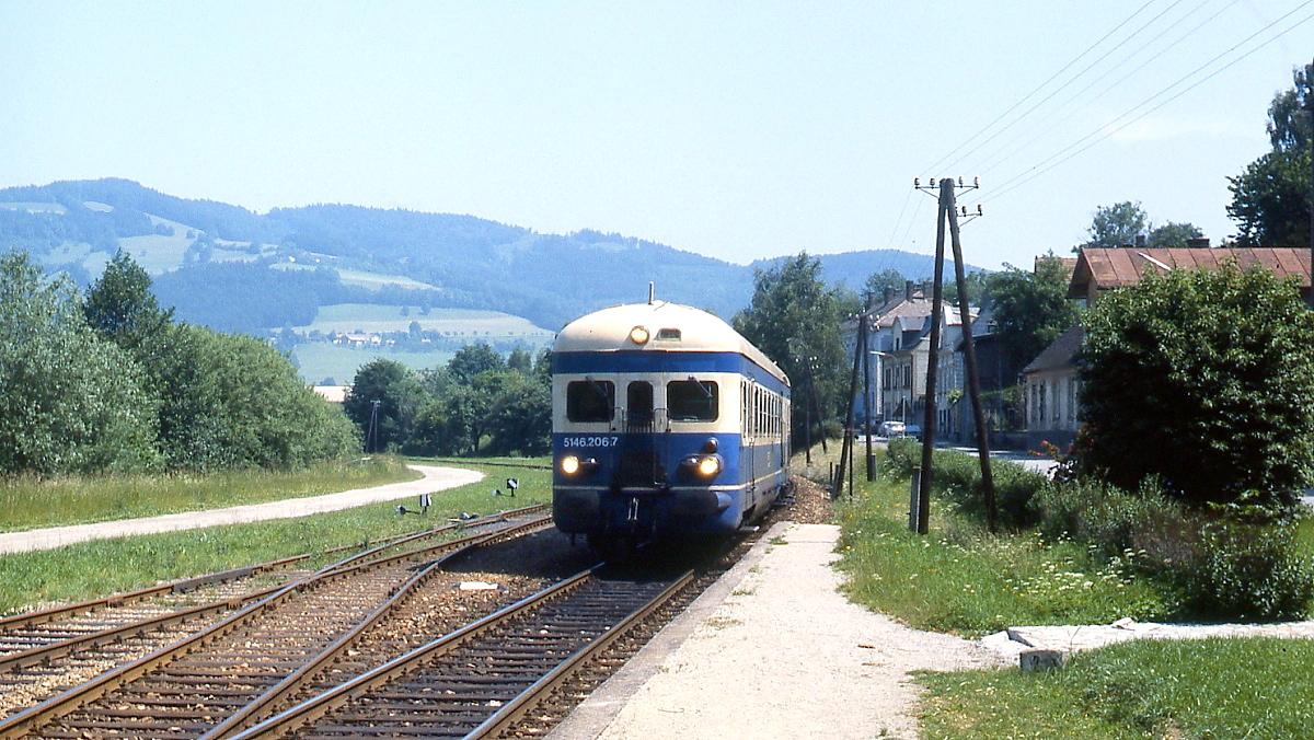 1987 wurden die St. Pöltener 5046/5146 noch häufig eingesetzt, hier fährt der 5146.206-7 in Traisen Markt ein