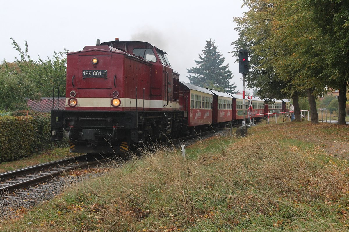 199 861-6 mit dem Brockenzug am 01.10.18 im Stadtgebiet von Nordhausen