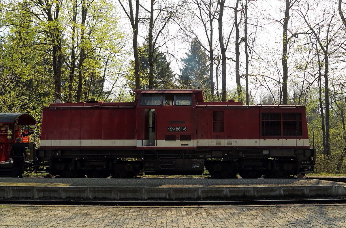 199 861 am Mittag des 21.04.2018 im Bahnhof Drei Annen Hohne. Gerade hat sie ihren Sonder-GmP vom Brocken zurückgebracht und ist an das andere Ende des Zuges rangiert, um einen am Zug befindlichen Rollwagen von Gleis 3 auf Gleis 5 rangieren zu können, wo er abgestellt werden soll. Doch bevor dies geschieht, muß erst die Einfahrt von P 8940 vom Brocken abgewartet werden.