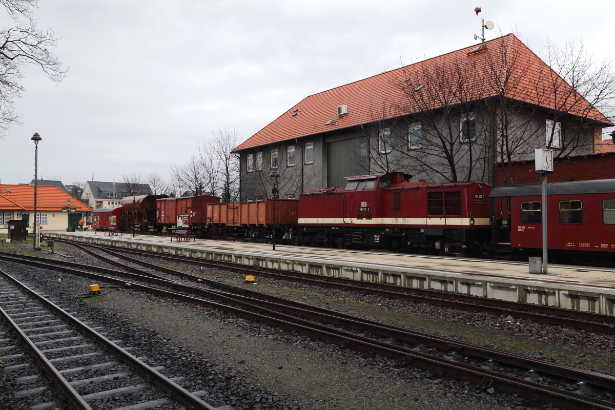 199 872 mit doppelter Rangiereinheit am 05.02.2015 im Bahnhof Wernigerode. Die Güterwagen werden bereits für eine am nächsten Tag stattfindende Sonderzugveranstaltung der IG HSB bereitgestellt, die beiden anderen Waggons hierauf zur Wagenhalle gebracht.