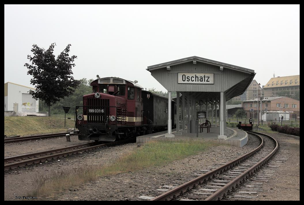 199031 steht mit dem Personenzug nach Mügeln abfahrbereit am 26.05.2016 um 7:47 Uhr im Bahnhof Oschatz.