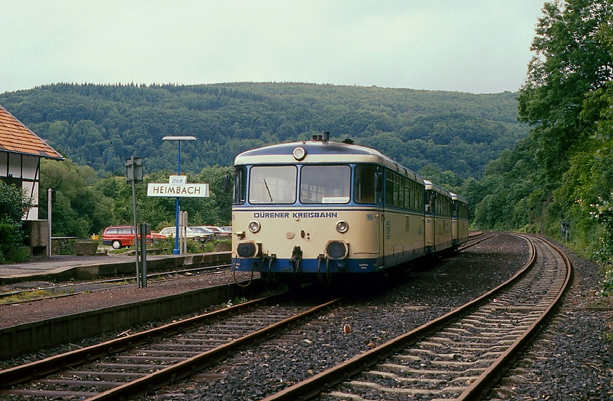 1993 übernahm die Dürener Kreisbahn die Strecke Düren-Heimbach von der DB. Bis zur Lieferung der RegioSprinter wurde der Verkehr mit den ex DB-Schienenbussen VT 201-208 durchgeführt. 798+998+998 der Dürener Kreisbahn stehen um 1994 abfahrbereit im Bahnhof Heimbach. 