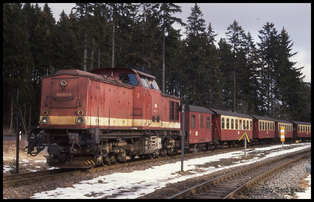 199861 am 18.2.1993 um 12.08 Uhr im Bahnhof Schierke mit Zug zum Brocken.