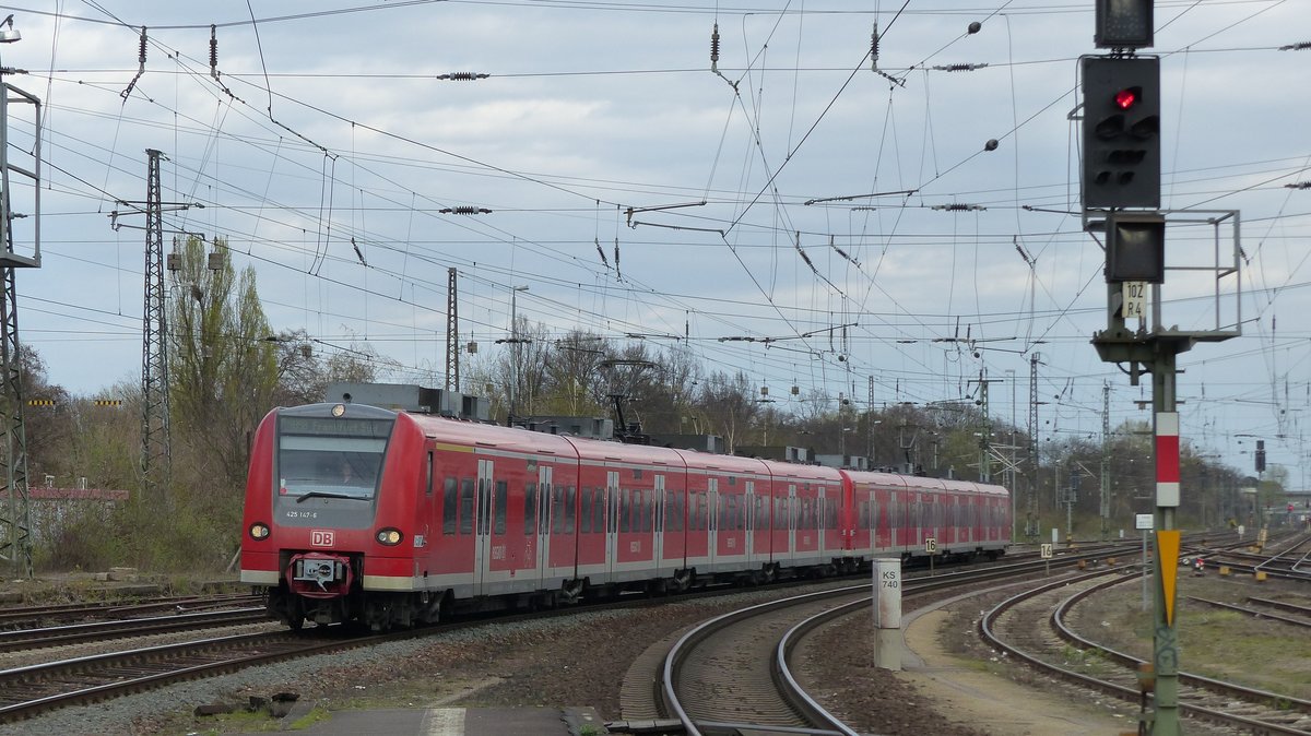 2 425er als RB58 nach Frankfurt Süd erreichen den Bahnhof Frankfurt Ost. Aufgenommen am 29.3.2017 15:02