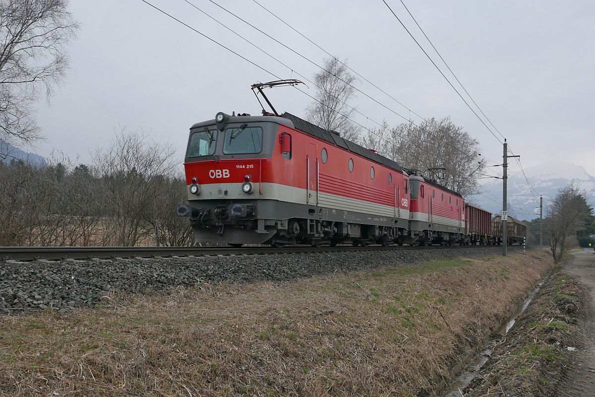 2 Loks und 3 Wagen - Die in Buchs (SG) gestarteten 1144 215 und 1144 013 ziehen am 26.03.2018 den kurzen Güterzug zwischen der Haltestelle Forst Hilti und dem Bahnhof Nendeln in Richtung Feldkirch.