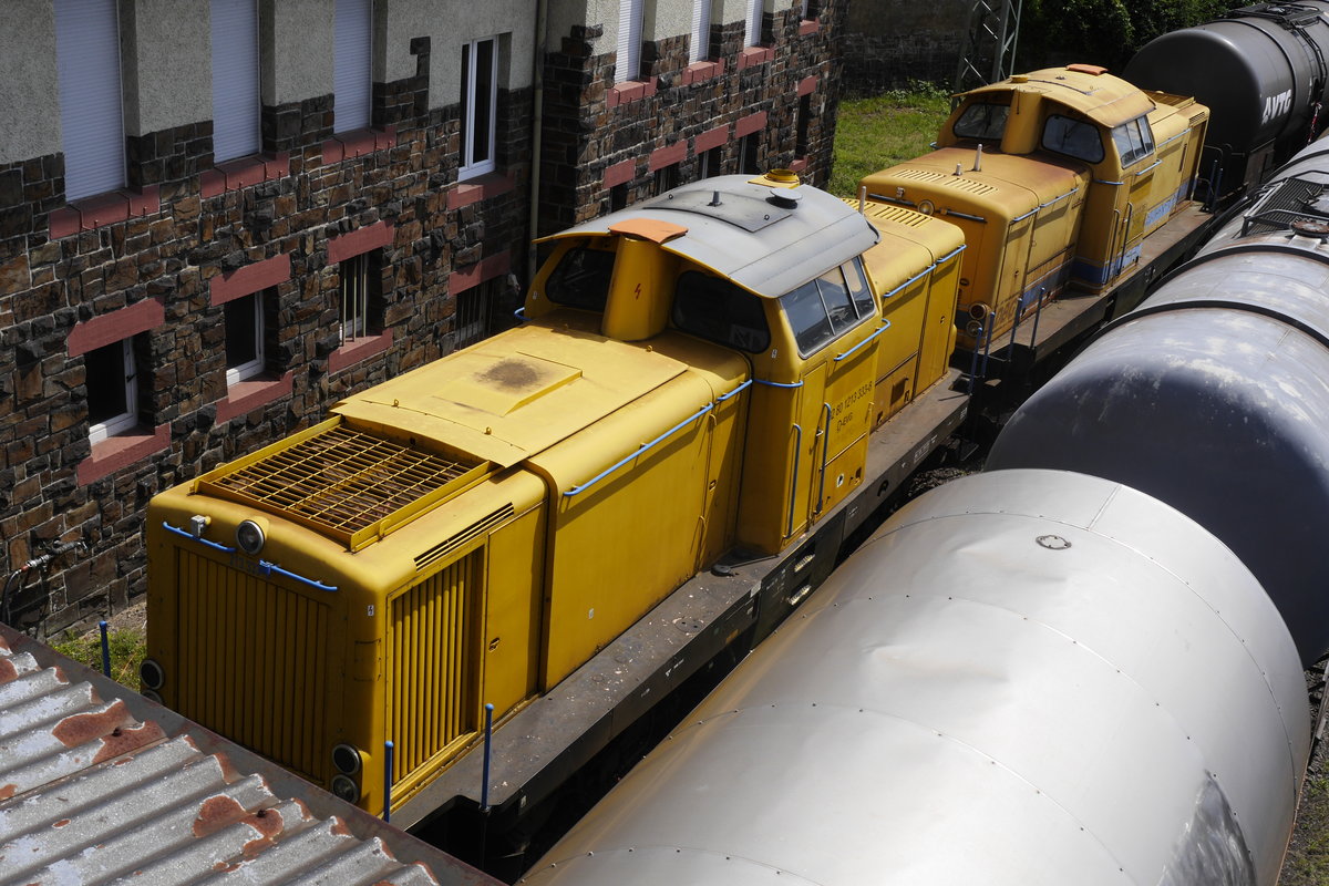 20% der gesamten Baureihe auf einen Blick: 213 333 und 336 im Bauzug-Outfit und mit Halterkennzeichen der EVG im Eifelbahn-Gelände Linz (Rhein), 14.7.17. Gäbe es nicht die Fußgängerbrücke, wären sie unerreichbar.