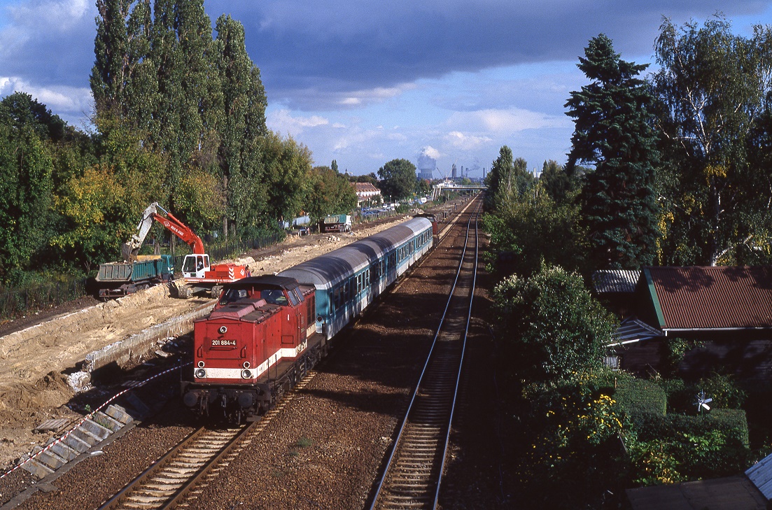 201 884 und 202 320 in Berlin Staaken mit N4520, 04.10.1994.