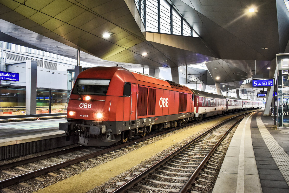 2016 019-9 erreicht mit dem REX 2519 (Kosice - Bratislava hl.st. - Marchegg - Wien Hbf), den Endbahnhof.
Aufgenommen am 23.11.2018.