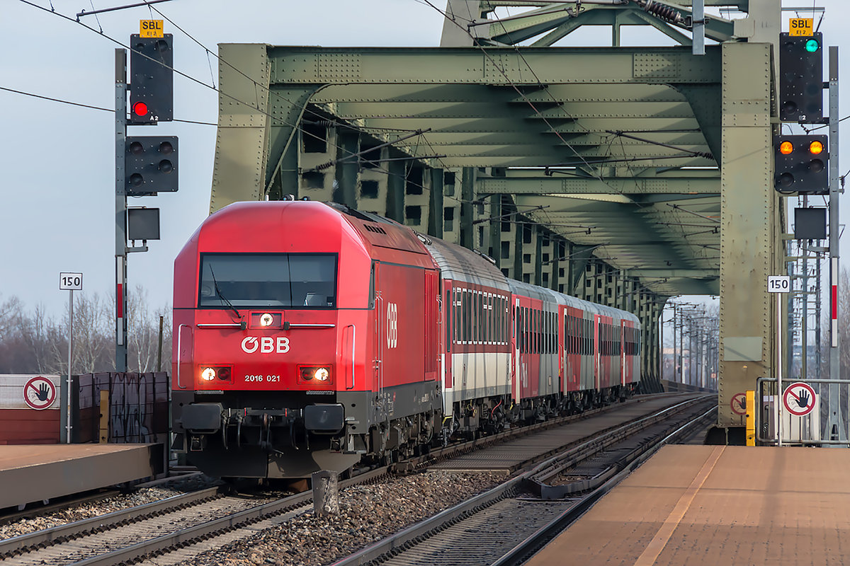 2016 021 mit dem REX 2513 bei der Überquerung der Donaubrücke in Wien Praterkai. Die Aufnahme entstand am 19.01.2019.