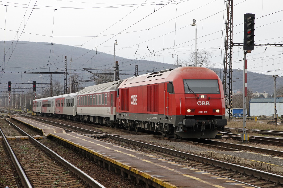 2016 038 fährt am 1.12.2016 mit einem Reisezug in den Bahnhof Devinska Nova Ves ein.
