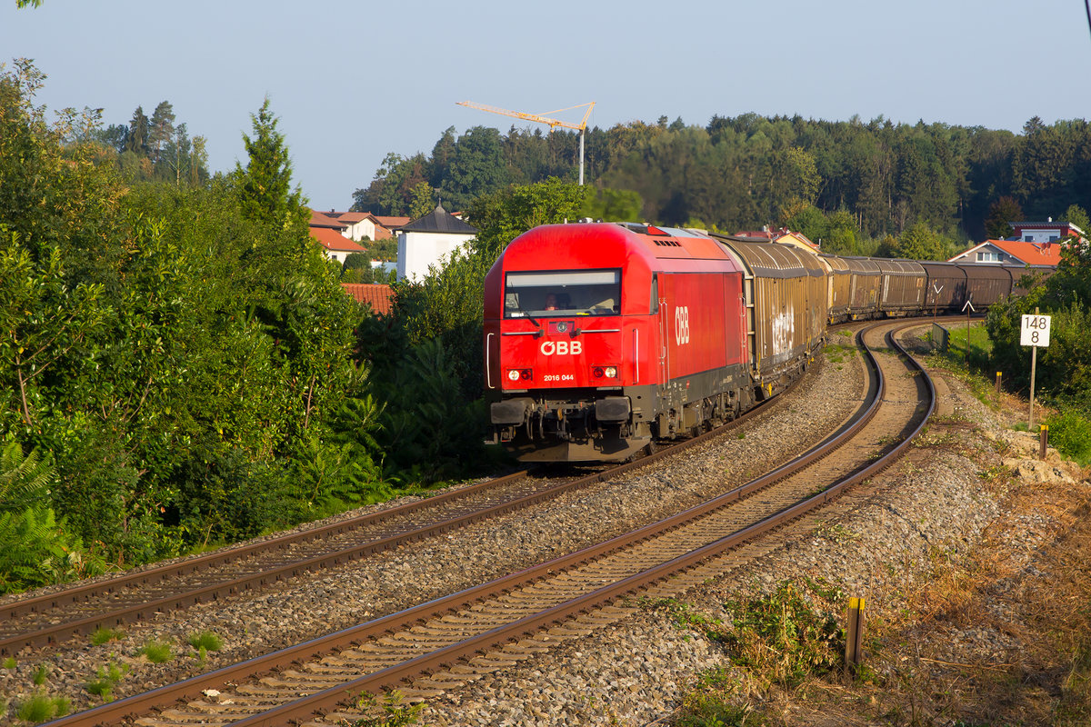 2016 044-7 mit dem Arlbergumleiter morgens aus dem Allgäu kommend in Bodolz. 21.8.18