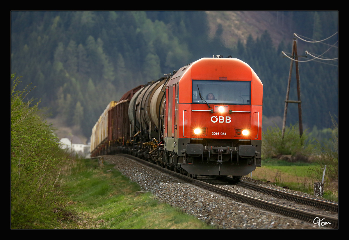 2016 054 rollt mit einem Leerzug von Pöls nach Zeltweg.
Fohnsdorf 13_04_2017