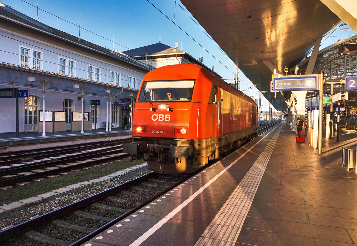 2016 075-1 fährt in den Salzburger Hbf ein.
Aufgenommen am 29.12.2016.