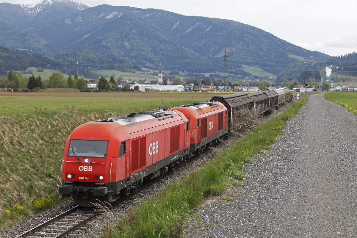 2016 087 + 2016 050 mit Güterzug bei Weißkirchen am 3.05.2017.