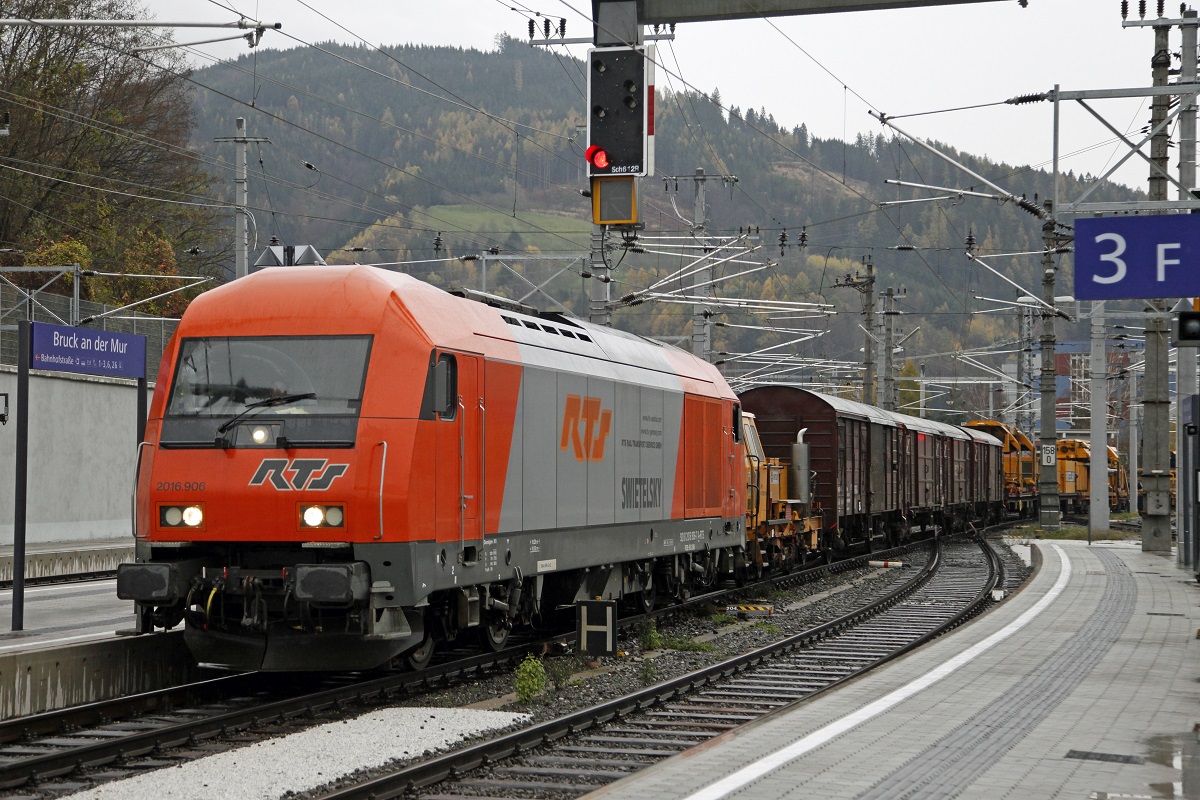 2016 von RTS fhrt am 6.11.2013 mit einem Gterzug durch Bruck/Mur.