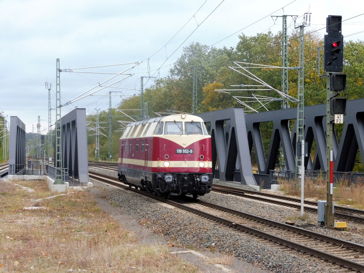 2018-10-27, Sonderfahrt der Ostsächsischen Eisenbahnfreunde nach Potsdam - Babelsberg, 118 552 setzt hier in Michendorf bei trüben Wetter für die Weiterfahrt nach Babelsberg um.