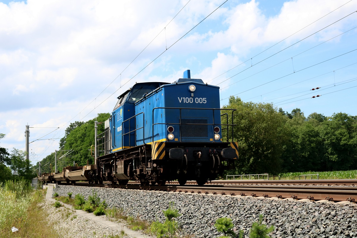 202 005 (V100) mit leeren Taschenwagen fährt in Radbruch auf der Bahnstrecke Hannover–Hamburg (KBS 110) Richtung Lüneburg. [6.7.2017 - 14:50 Uhr]