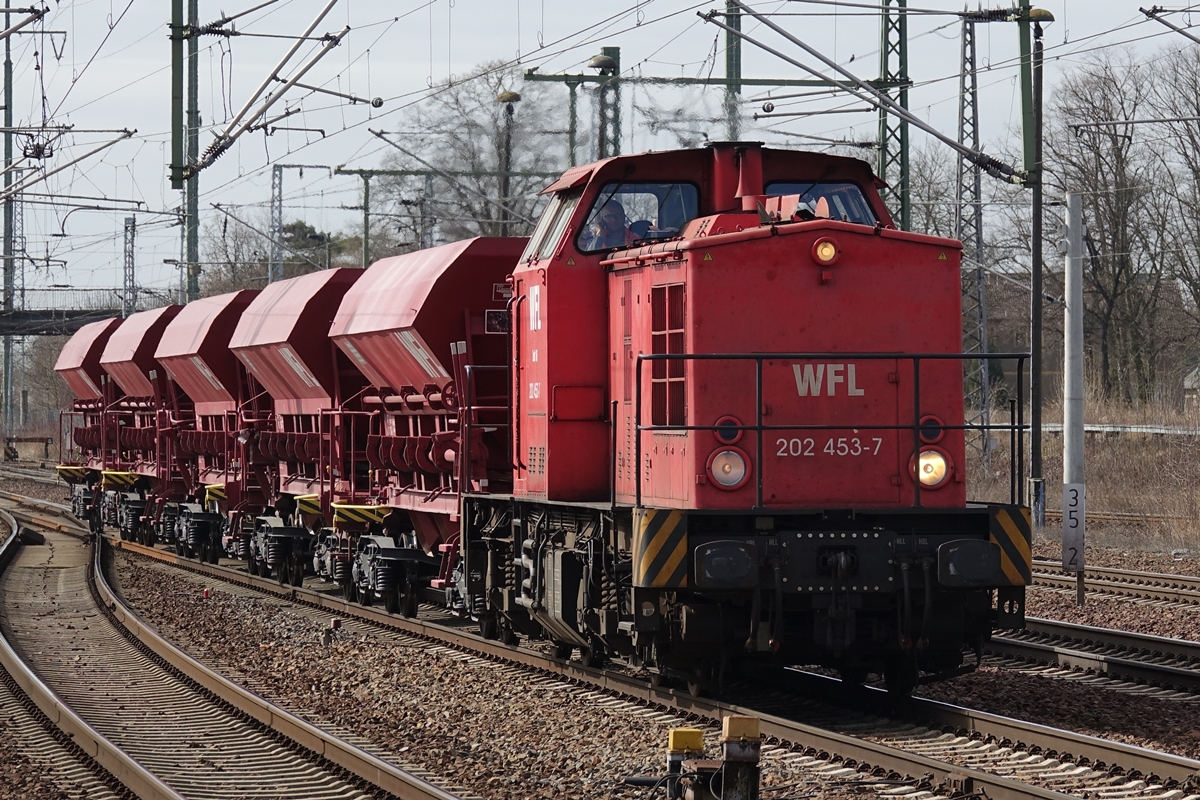 202 453-7 der WFL mit einem Schüttgutwagenzug in Berlin Schönefeld Flughafen am 16.03.2017