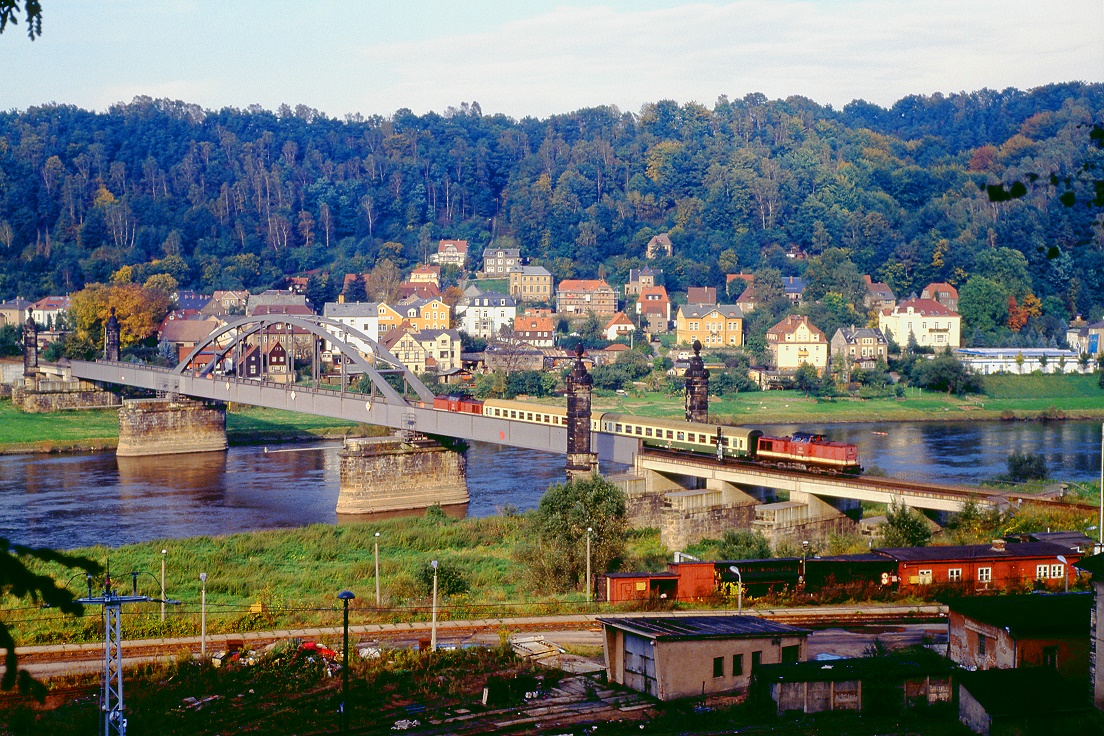 202 533 kreuzt die Elbe bei Bad Schandau über die Carolabrücke, 01.10.1996, RB 7049.