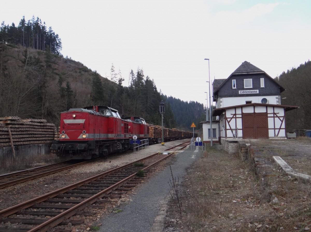 202 597-1, 202 738-1 und Schublok 202 240-8 waren am 24.03.14 mit einem Holzzug von Saalfeld nach Friesau unterwegs. Hier zusehen in bei der Durchfahrt in Lichtentanne/Thür.