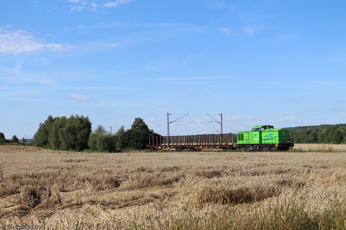 202 655-7 der Ilmebahn mit zwei leeren Holzwagen bei Northeim am 31.07.2017