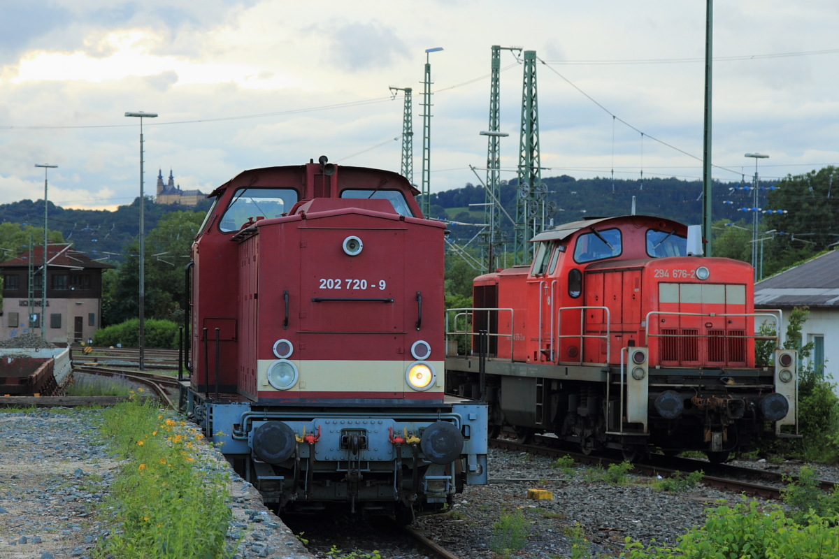 202 720-9 EBS und 294 676-2 DB Cargo in Lichtenfels am 18.06.2016.