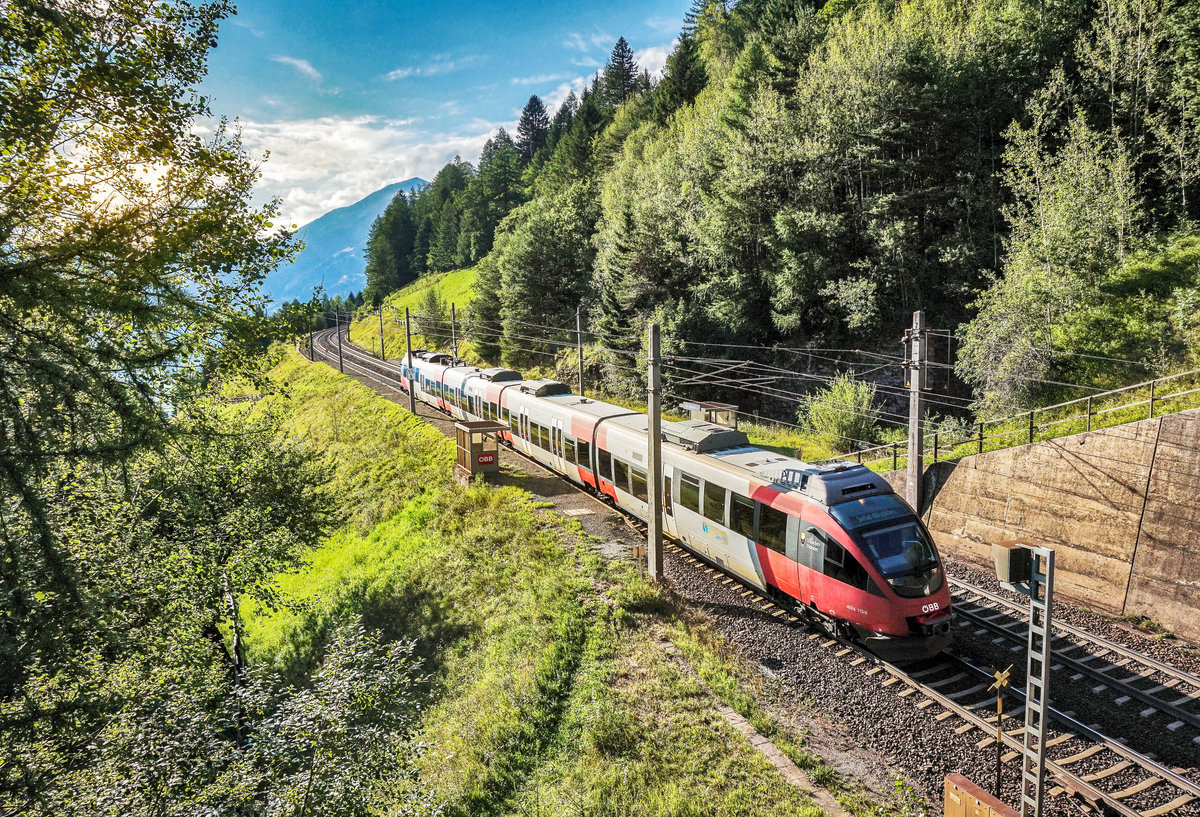 2024 115-0 fährt nach einem kurzen Halt, als R 4939 (Mallnitz-Obervellach - Spittal-Millstättersee) aus der Haltestelle Oberfalkenstein aus.
Aufgenommen am 7.8.2017.
