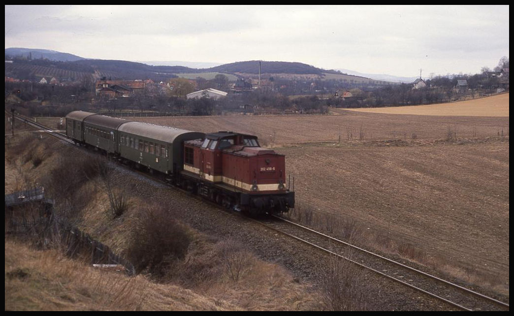 202458 ist hier bei Gernrode mit dem N 8743 am 18.2.1993 um 13.31 Uhr nach Bad Suderode unterwegs.