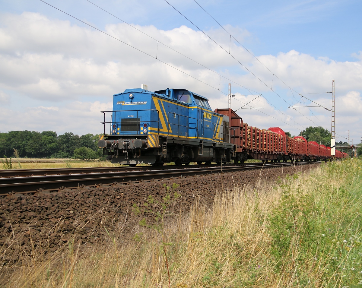 203 103-7 (V1702) der MWB/EVB mit Holzzug in Fahrtrichtung Süden. Aufgenommen am 22.07.2014 bei Eystrup.