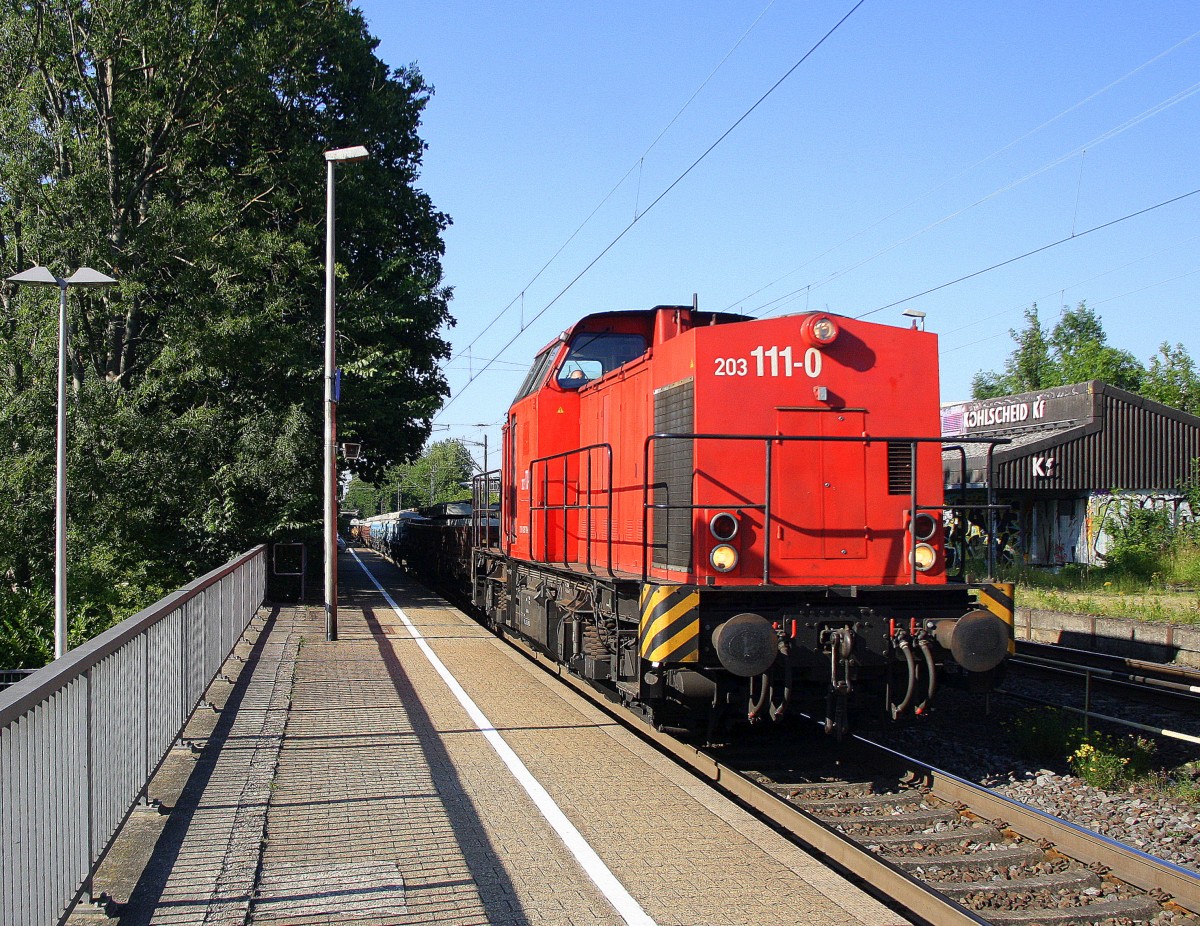 203 111-0 EBM Cargo kommt die Kohlscheider-Rampe hoch aus Richtung Herzogenrath mit einem langen Schienenzug von Neuss nach Stolberg-Hbf(Rheinland) und fährt durch Kohlscheid in Richtung Richterich,Laurensberg,Aachen-West. 
An einem schönem Sommerarbend vom 30.6.2015.