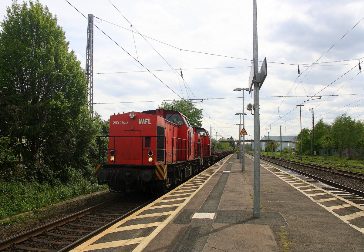 203 114-4 und 203 112-8 beide von der WFL kommen durch Bad-Honnef am Rhein mit einem langen Schotterzug aus Richtung Koblenz und fahren in Richtung Köln auf der rechten Rheinstrecke(KBS 465). 
Bei Sonne und Wolken am Nachmittag vom 29.4.2015. 