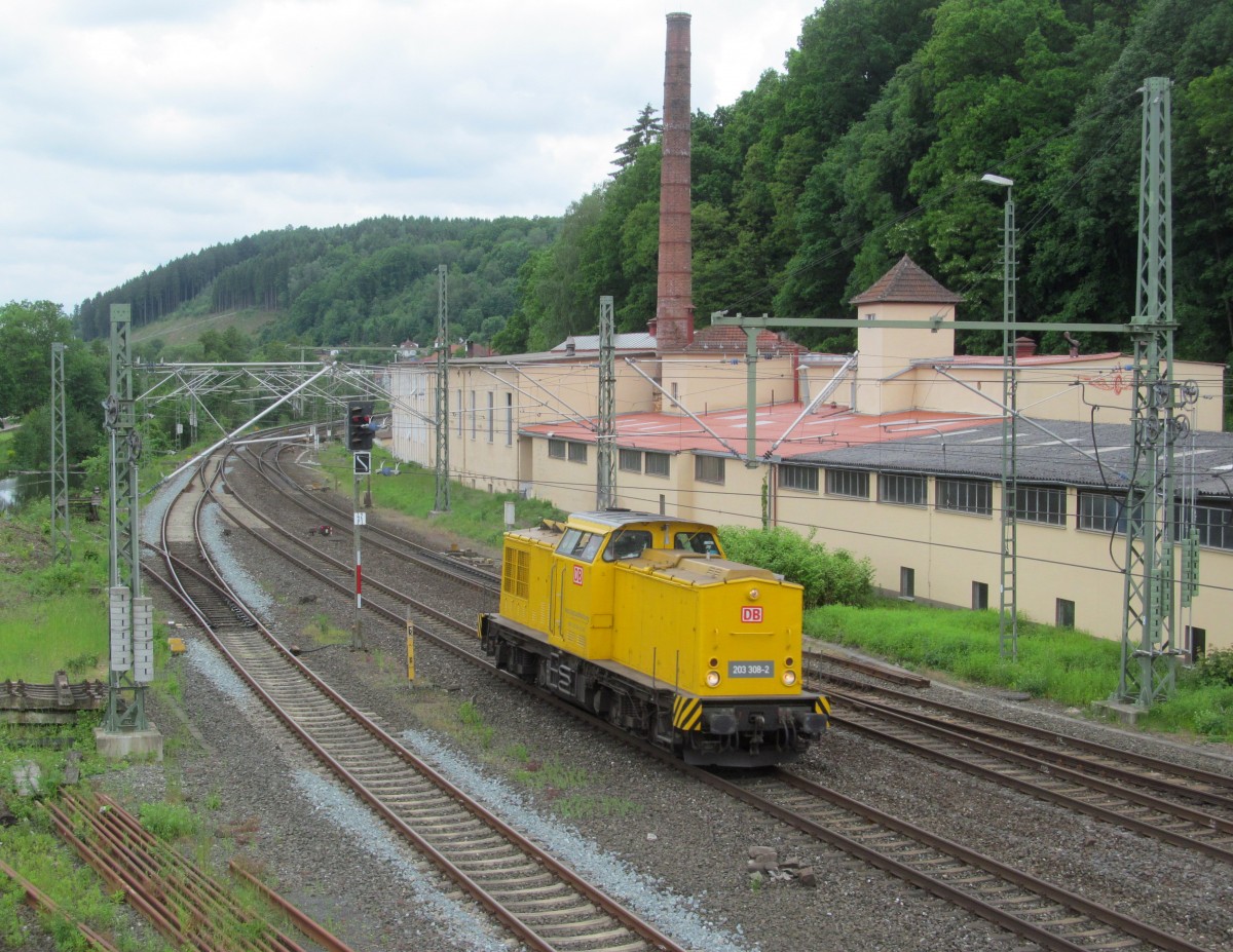 203 308-2 durchfährt am 23. Mai 2014 solo Kronach in Richtung Saalfeld.