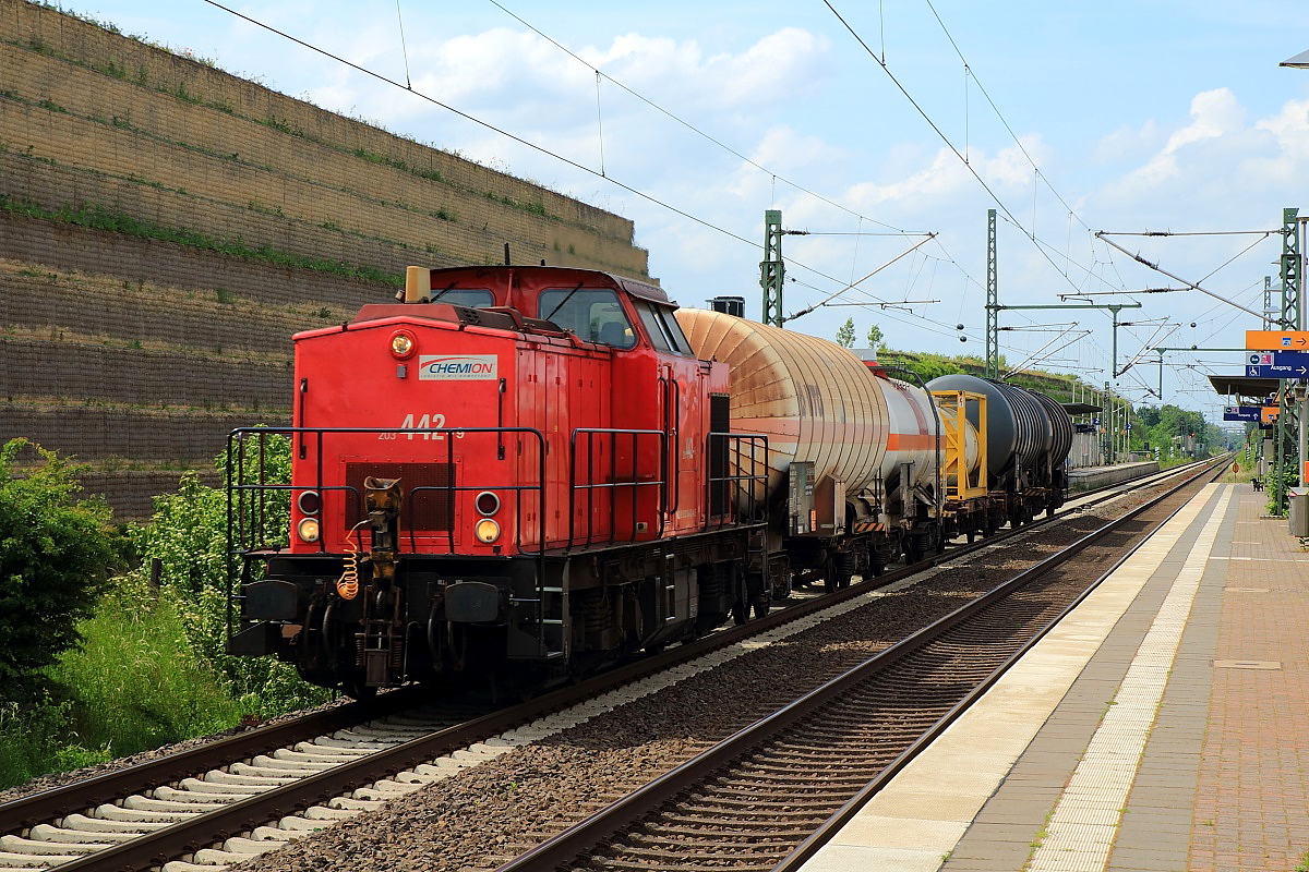 203 442-9 (ex DR 110 442-1) der Chemion durchfährt am 29.05.2015 Neuss-Allerheiligen