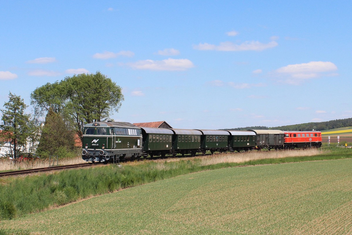 2043 053 mit der am Zugschluss befindlichen 2050 009 als R 16972 von Retz (R) nach Drosendorf. Hier fährt der Zug in den Bahnhof Pleissing-Waschbach ein; am 04.05.2014