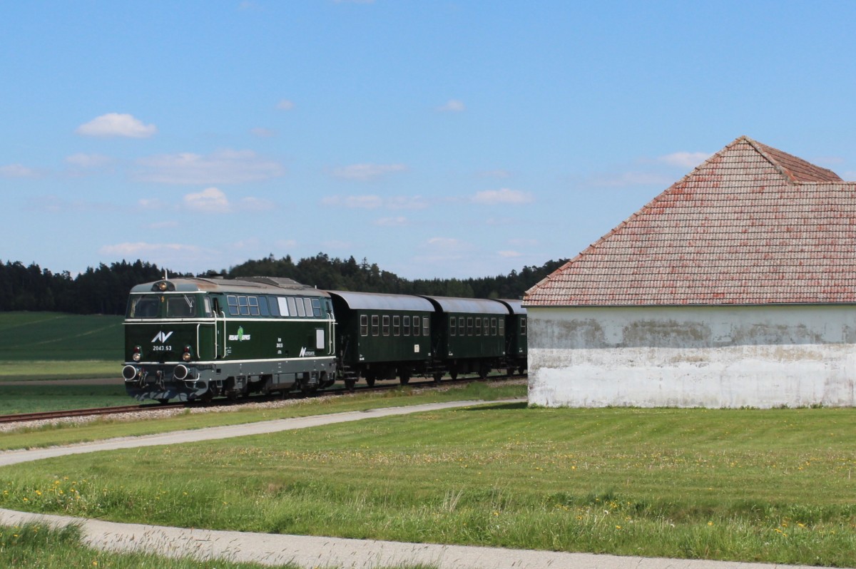 2043 053 mit der am Zugschluss befindlichen 2050 009 als R 16972 von Retz (R) nach Drosendorf. Hier fährt der Zug an Hessendorf vorbei; am 04.05.2014