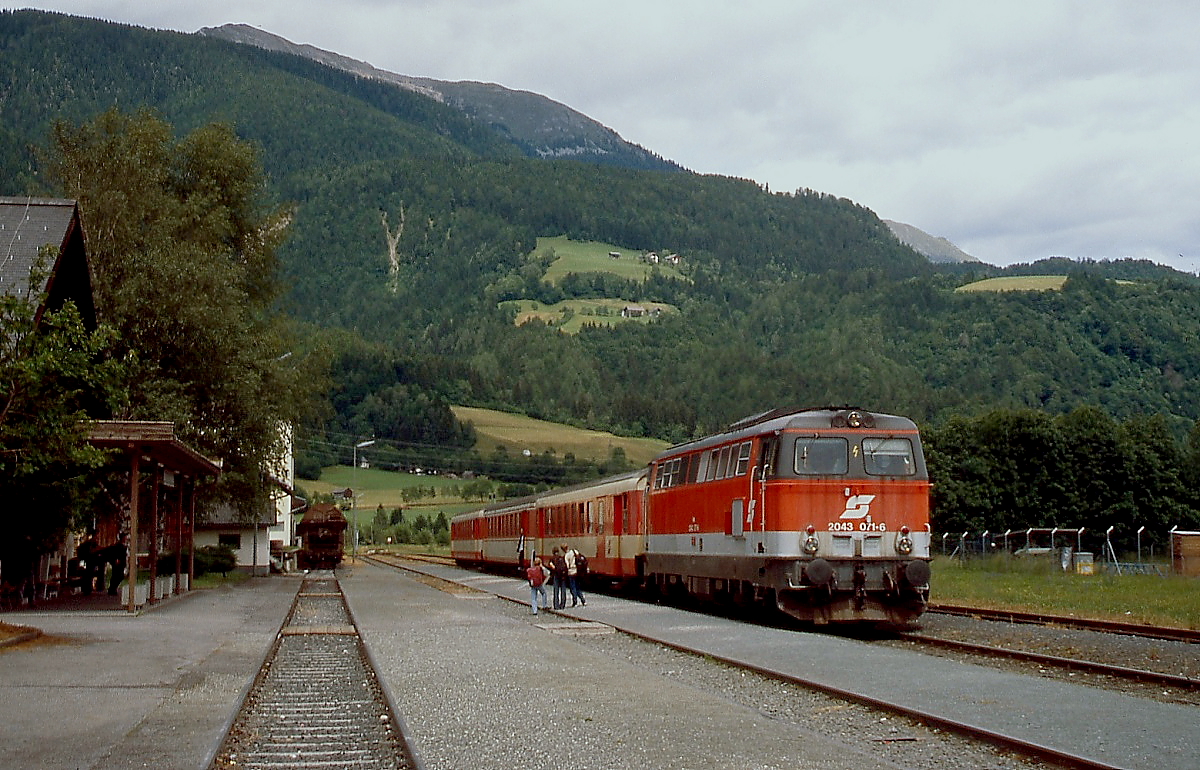 2043 071-6 ist im Juni 2000 mit ihrem Regionalzug in Kötschach-Mauthen angekommen
