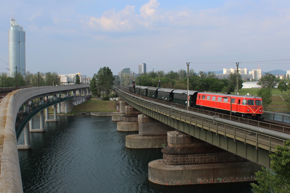 2050 009 mit dem EZ 7390 von Wien Praterstern (Nw) nach Erstbrunn, Aufgenommen bei Übersetzen des Wiener Entlastungsgerinne der Neuen Donau; am 01.05.2014