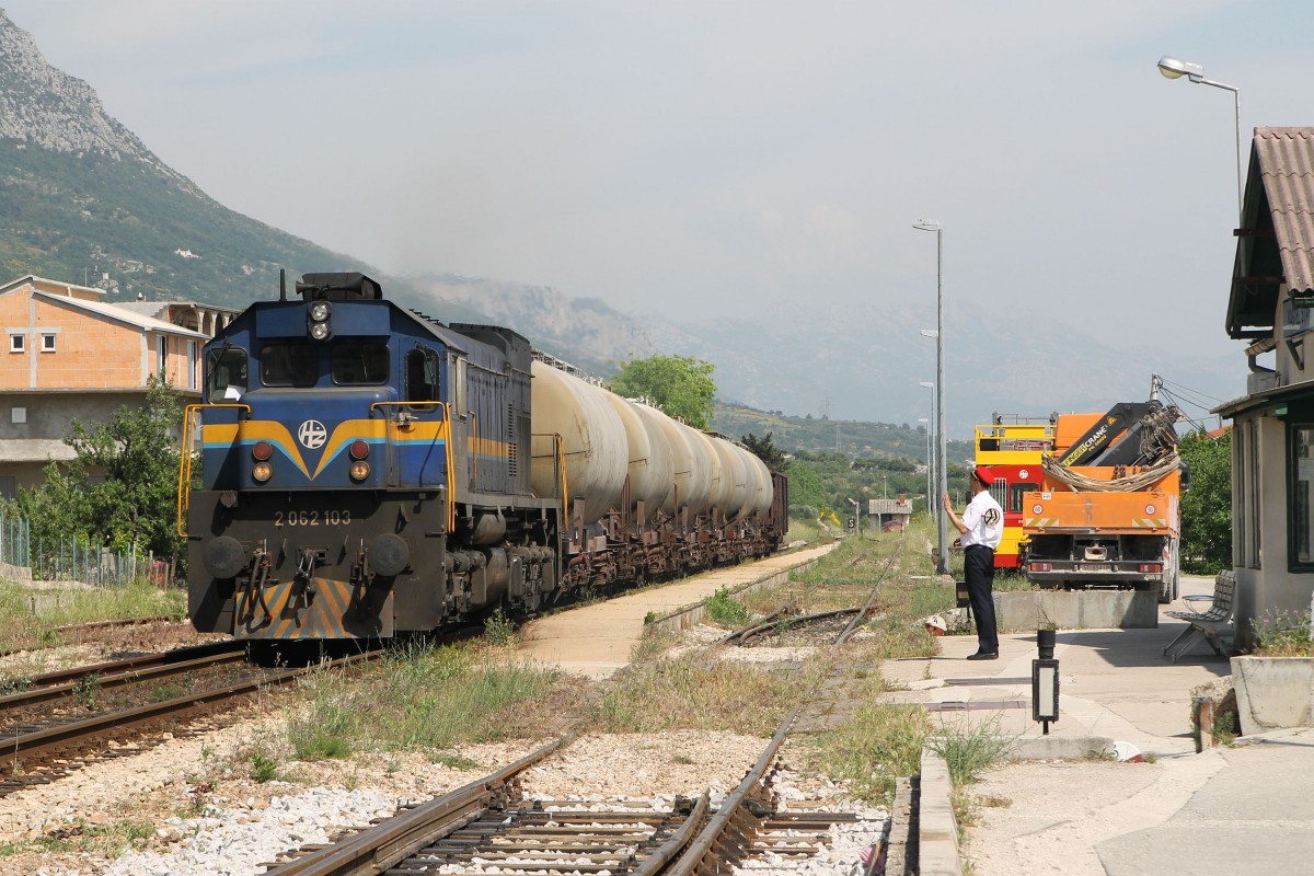 2062 mit Güterzug 60340 Solin-Ogulin auf Bahnhof Kaštel Stari am 18-5-2015.

