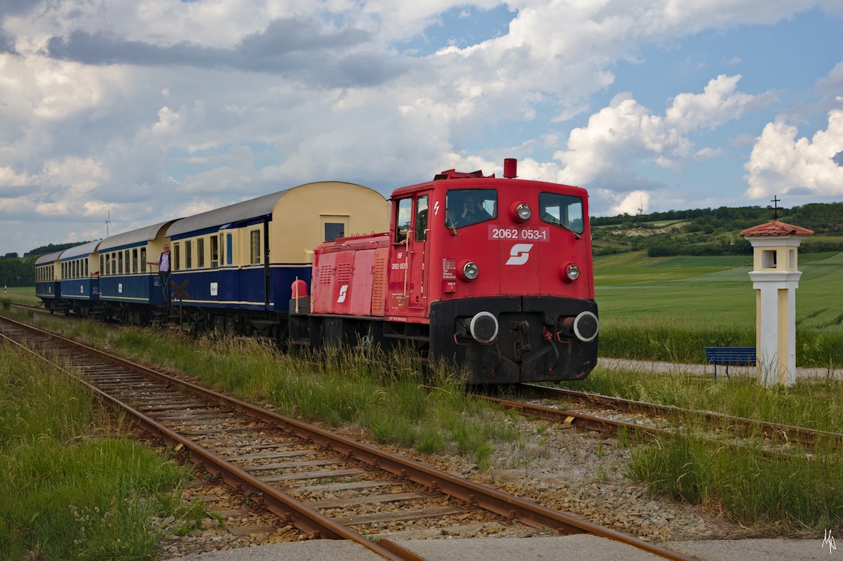 2062.053 bei der Ausfahrt nach Großschweinbarth in Richtung Gänserndorf. Das vordere Streckegleis führte einst nach Stammersdorf; das jetzige Streckenende ist in Obersdorf NÖ, wo eine Umsteigemöglichkeit zur S2 nach Wien besteht. (21.05.2018)
