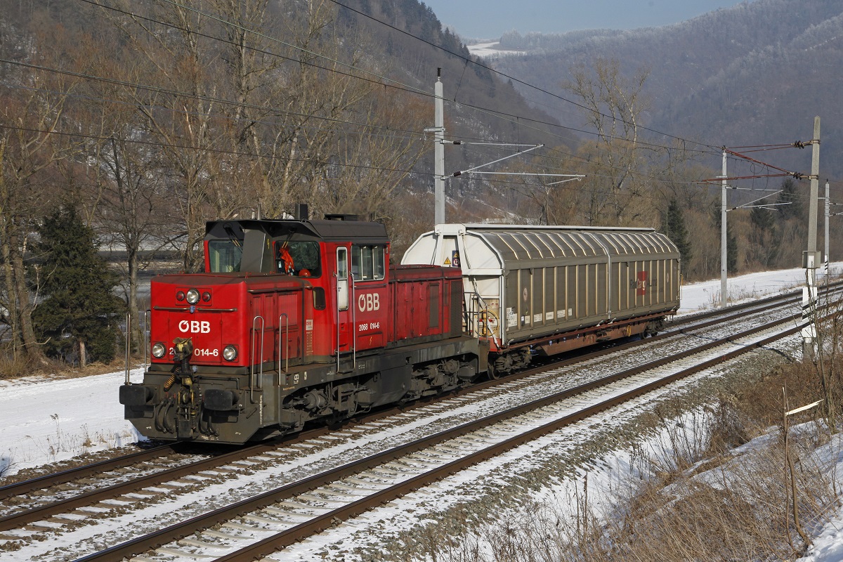 2068 014 mit Verschubgüterzug zwischen Bruck/Mur und Pernegg am 25.01.2017.