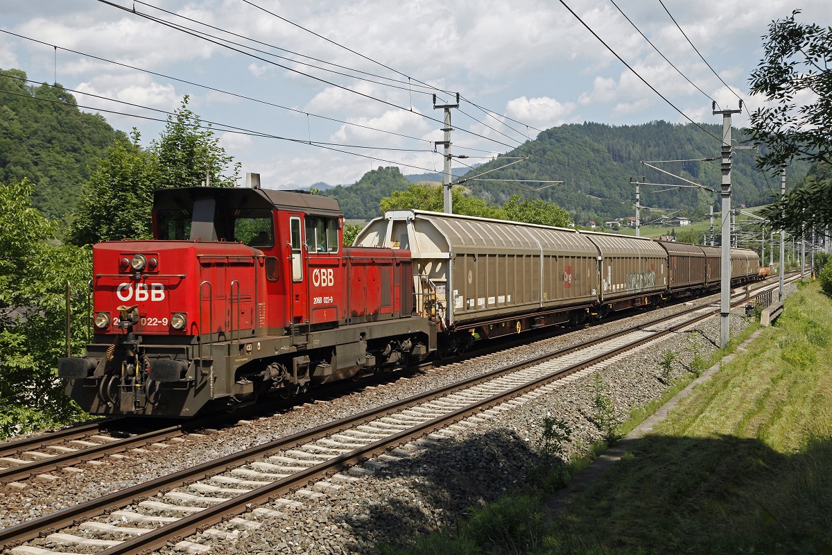 2068 022 mit Verschubgüterzug in Bruck/Mur Übelstein am 13.06.2017.
