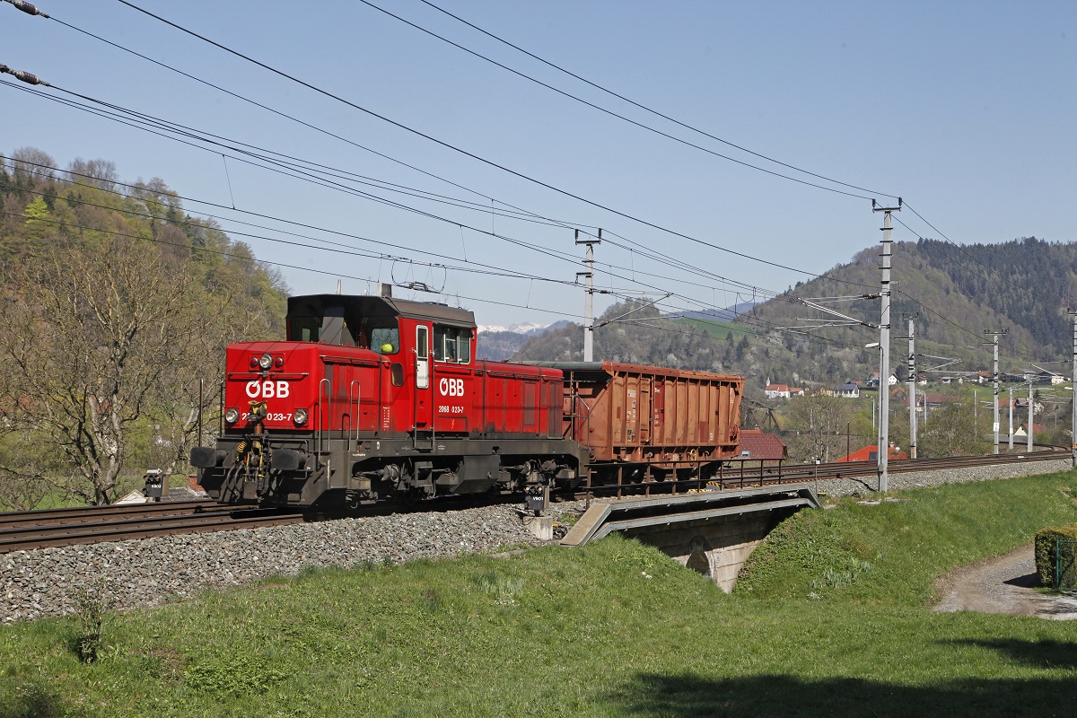 2068 023 mit Verschubgüterzug kurz nach Bruck an der Mur am 11.04.2016.