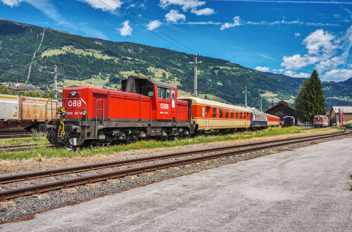 2068 027-8 verschiebt nach der Sonderfahrt nach Abfaltersbach, die Schlierenwagen wieder vor das Heizhaus der Lienzer Eisenbahnfreunde.
Aufgenommen am 10.6.2017.