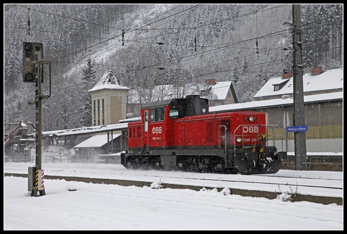 2068 042 fährt am 12.12.2018 durch Warterg im Mürztal.