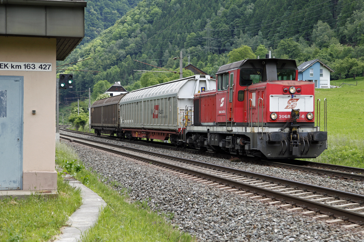 2068 047 mit Verschubgüterzug zwischen Bruck/Mur und Pernegg am 2.06.2014.