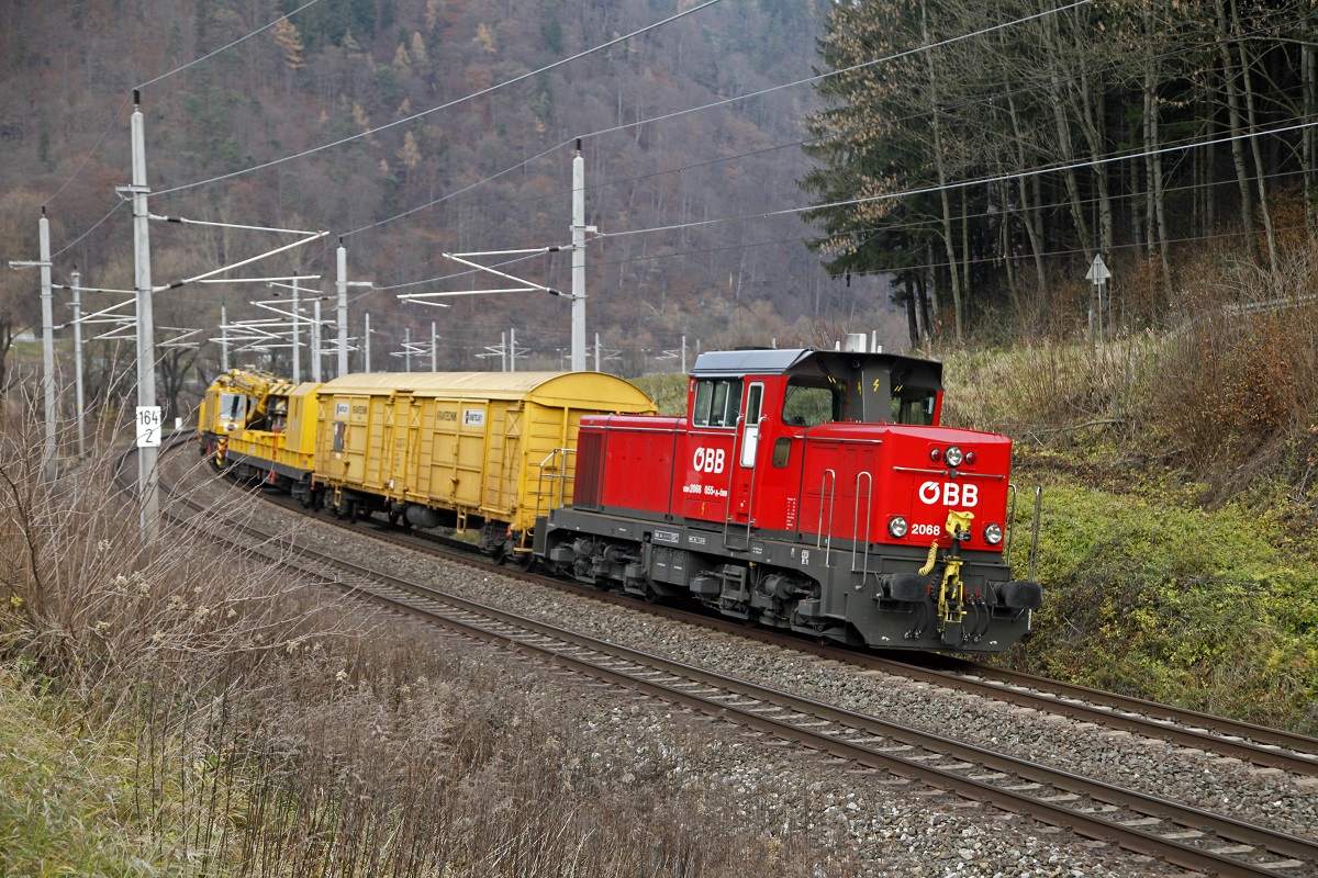 2068 055 mit Verschubgüterzug zwischen Bruck an der Mur und Pernegg am 22.11.2017.
