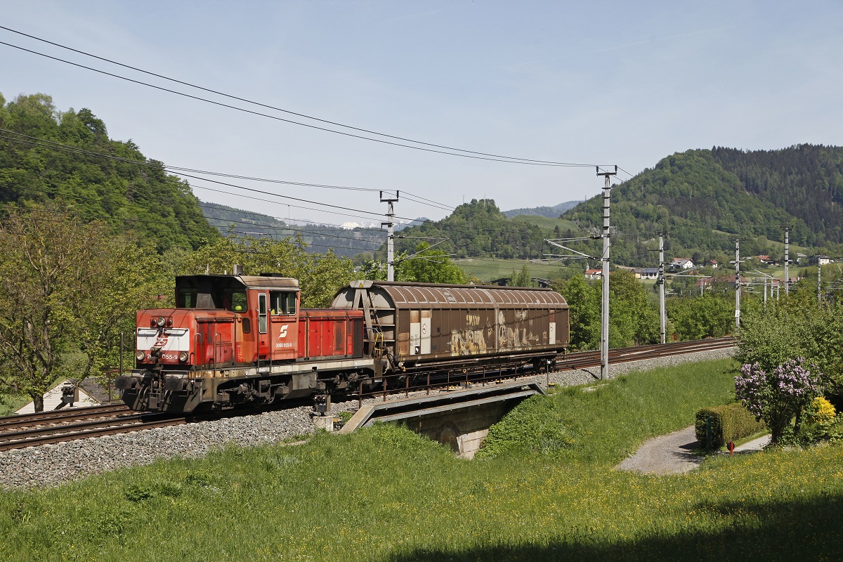 2068 055 mit Verschubzug 75605 in Bruck/Mur Übelstein am 12.05.2015.